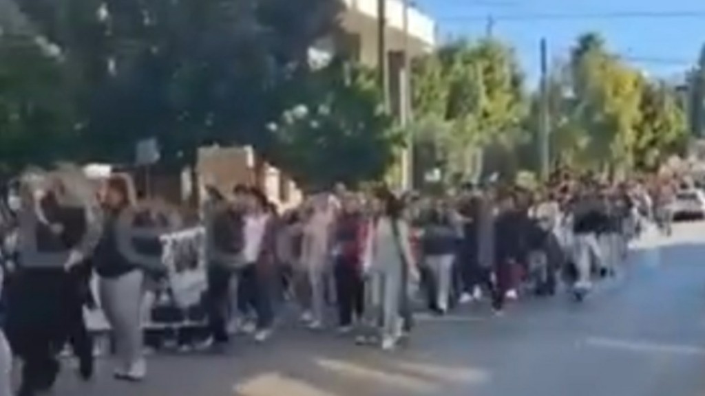 Πειραιάς: Πορεία διαμαρτυρίας φοιτητών και μαθητών για τα Τέμπη (vid)