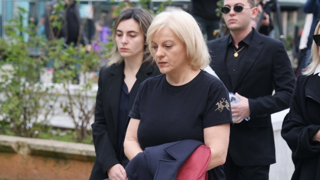 Μίμης Δομάζος: Συντετριμμένη η κόρη του, Ράνια στο λαϊκό προσκύνημα – Φωτογραφίες