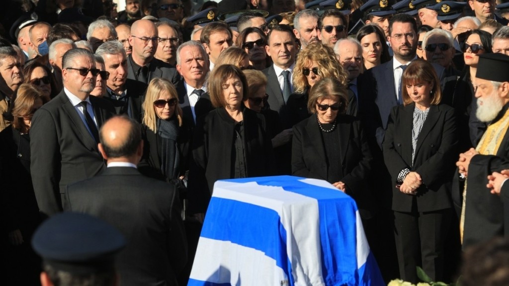 Κώστας Σημίτης: Σε κλίμα συγκίνησης ο τελευταίος αποχαιρετισμός στον πρώην πρωθυπουργό (pic+vid)