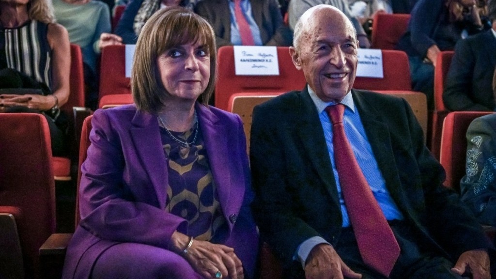 “Σακελλαροπούλου για Σημίτη: Υπήρξε μια από τις πιο σημαντικές και πολύπλευρες πολιτικές προσωπικότητες της νεότερης ιστορίας μας”