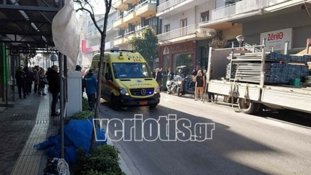 Βέροια: Άνδρας έπεσε από σκαλωσιά επάνω σε περαστικό – Τραυματίστηκαν και οι δύο