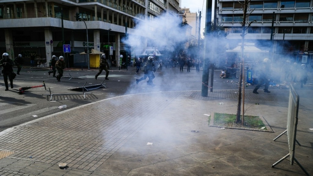 Σύνταγμα: Η στιγμή που κουκουλοφόρος φτιάχνει βόμβα μολότοφ, για να τη ρίξει στα ΜΑΤ