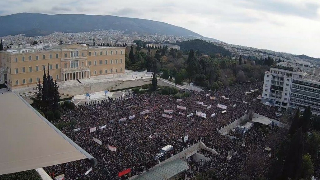 «Δεν έχω οξυγόνο» – Συγκεντρώσεις για τα Τέμπη σε όλη τη χώρα – Πλήθος κόσμου στο Σύνταγμα (pics+vid)