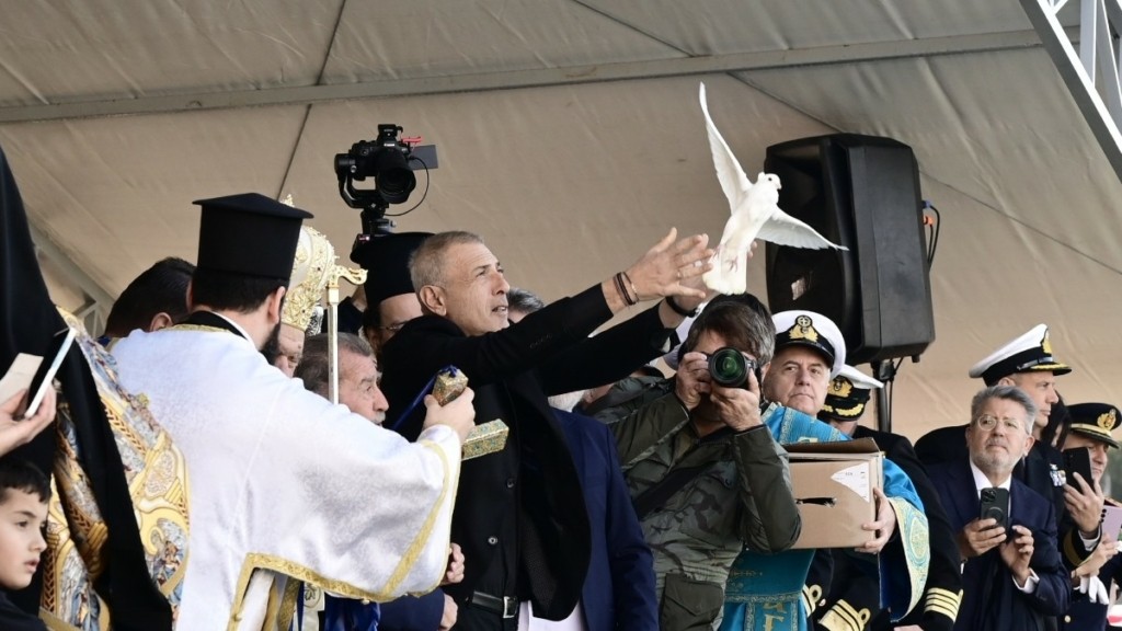 Θεοφάνια: Με λαμπρότητα ο εορτασμός τους σε όλη τη χώρα – Ενήλικες και παιδιά βούτηξαν για τον Τίμιο Σταυρό