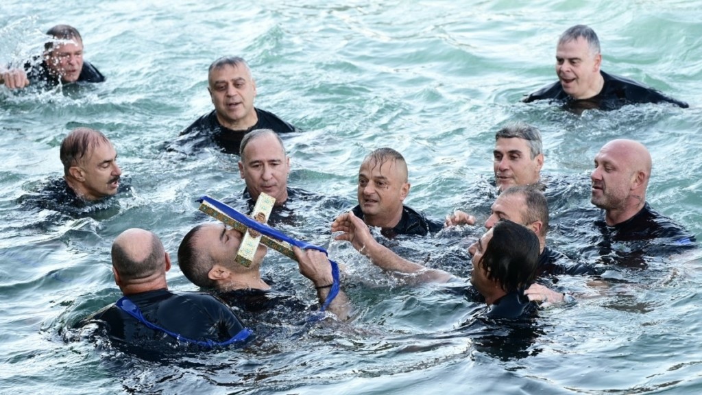 Πειραιάς: Με λαμπρότητα ο εορτασμός των Θεοφανίων στο λιμάνι