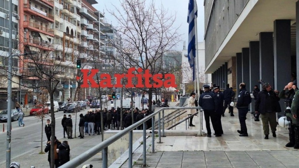 Δίκη Άλκη Καμπανού: Οπαδοί του ΠΑΟΚ έξω από δικαστικό μέγαρο της Θεσσαλονίκης