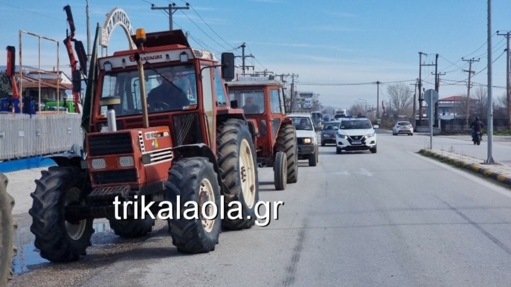 Τρίκαλα: Μπλόκο στον κόμβο Μεγαλοχωρίου από τους αγρότες (pics+vid)