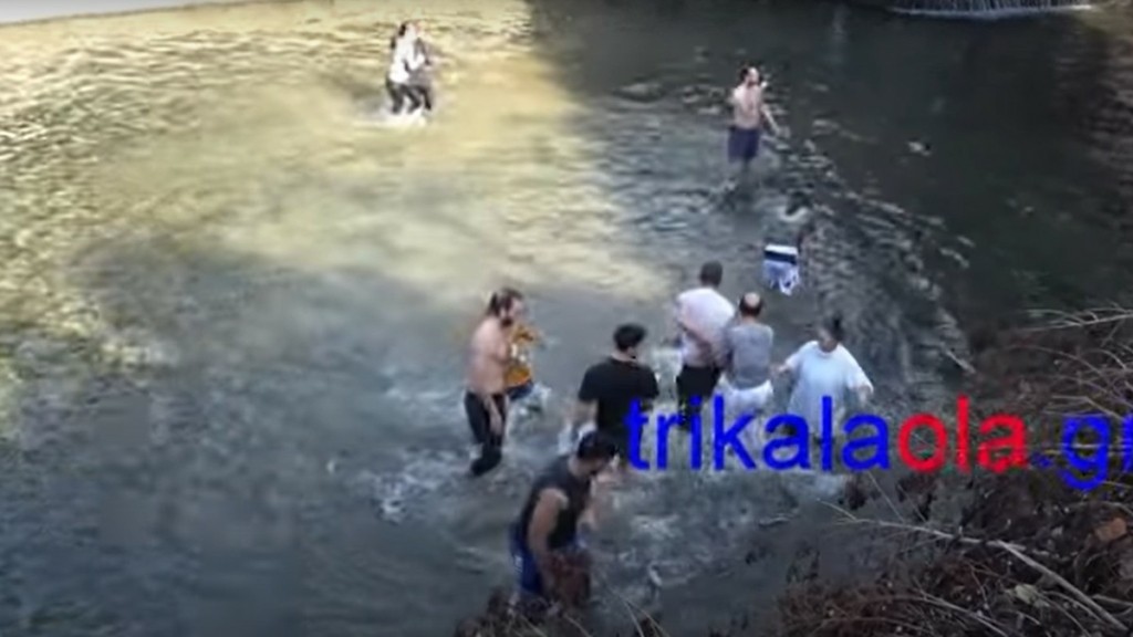 Τρίκαλα: Κολυμβητές έπεσαν στα παγωμένα νερά του Ληθαίου για να πιάσουν τον σταυρό