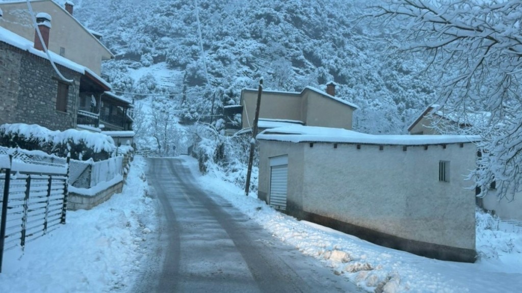 Τρίκαλα: Ισχυρές χιονοπτώσεις στον Δήμο Μετεώρων