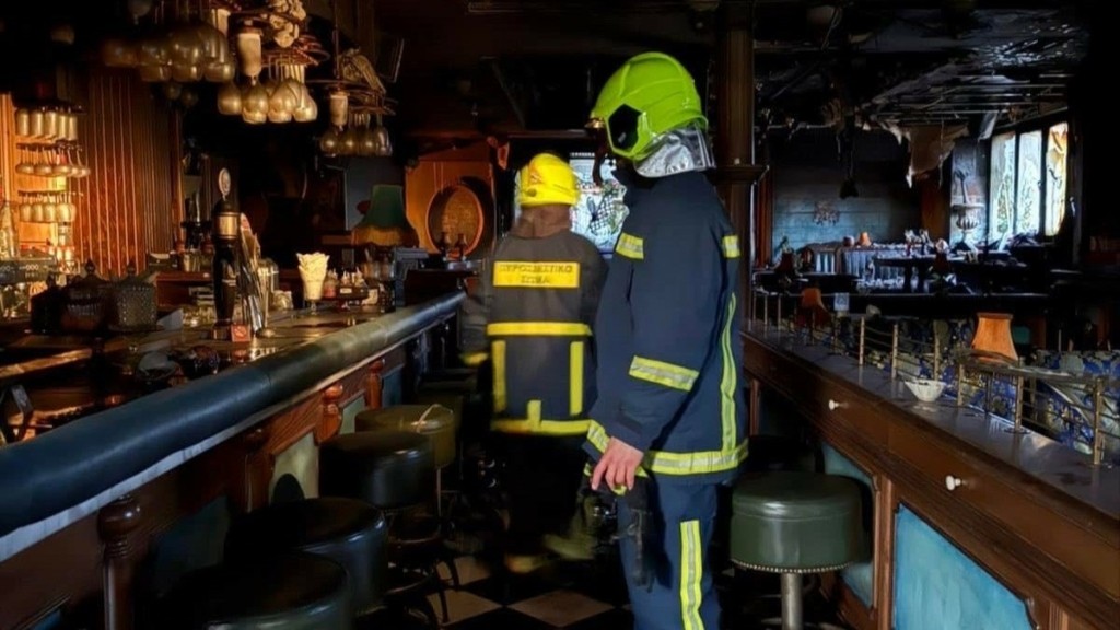 Πεντέλη: Φωτιά στο γνωστό καφέ-μπαρ «Παλιάτσος»