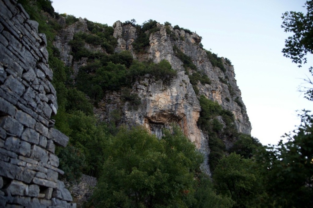 Δελφοί: Εντοπίστηκε νεκρή γυναίκα σε χαράδρα – Επιχείρηση για την ανάσυρση της σορού