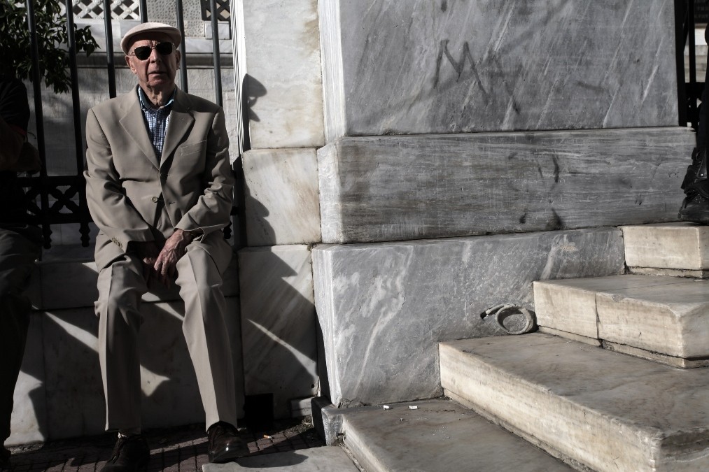 Αναδρομικά συνταξιούχων: Συνεχίζεται στις δικαστικές αίθουσες το “σίριαλ” – Τι σημαίνει η απόφαση του ΑΕΔ