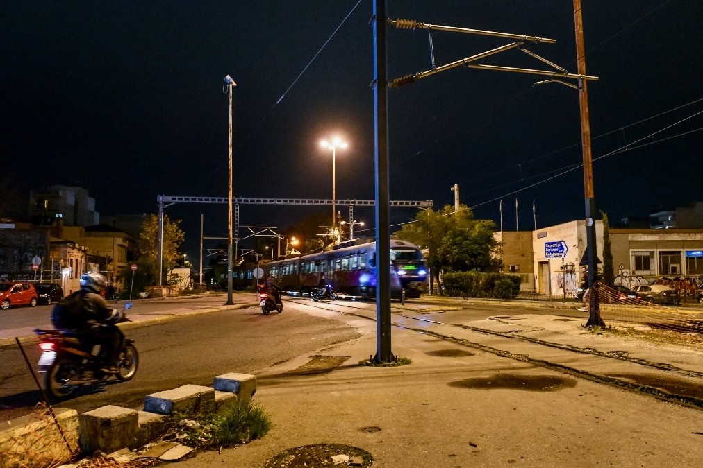 Τρομακτικά βίντεο: Τρένα στο κέντρο της Αθήνας περνούν από διαβάσεις με σηκωμένες μπάρες