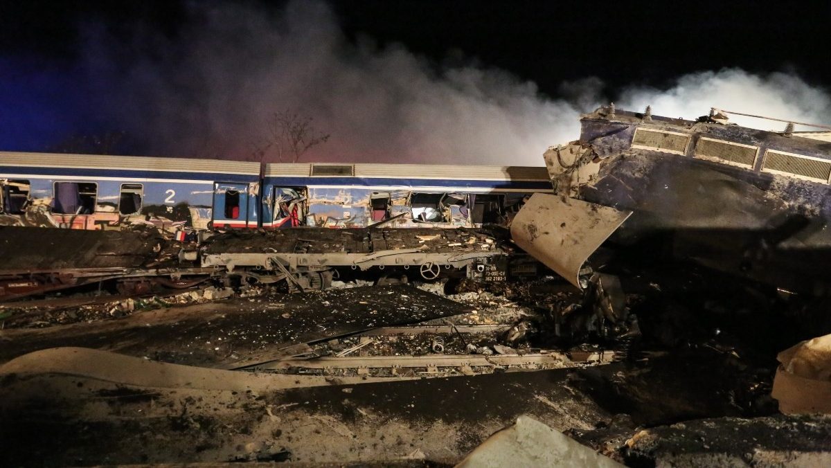 Τέμπη: Συγκλονίζει επιζήσασα του τραγικού δυστυχήματος – “Ένα κομμάτι μας πέθανε εκεί”