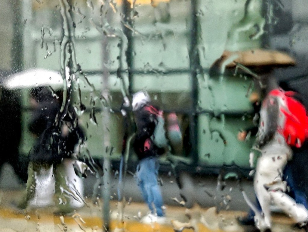 Καιρός σήμερα: Βροχές και καταιγίδες σε όλη τη χώρα – Μικρή άνοδος της θερμοκρασίας