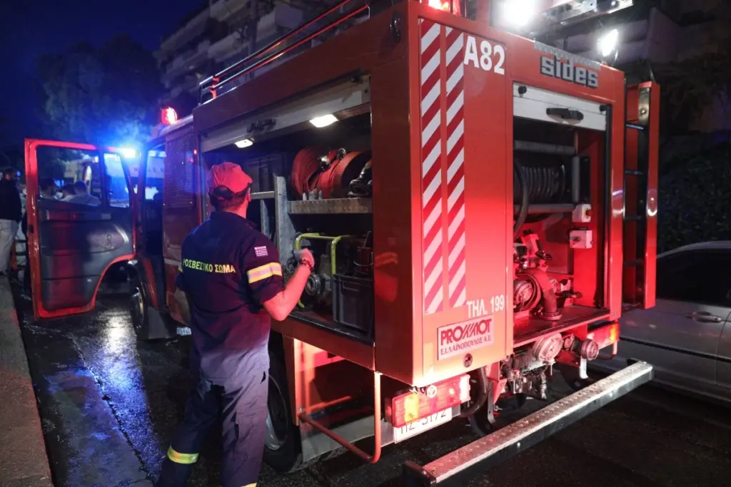 Φωτιά σε διαμέρισμα στα Πετράλωνα – Εντοπίστηκαν καμένες γάτες