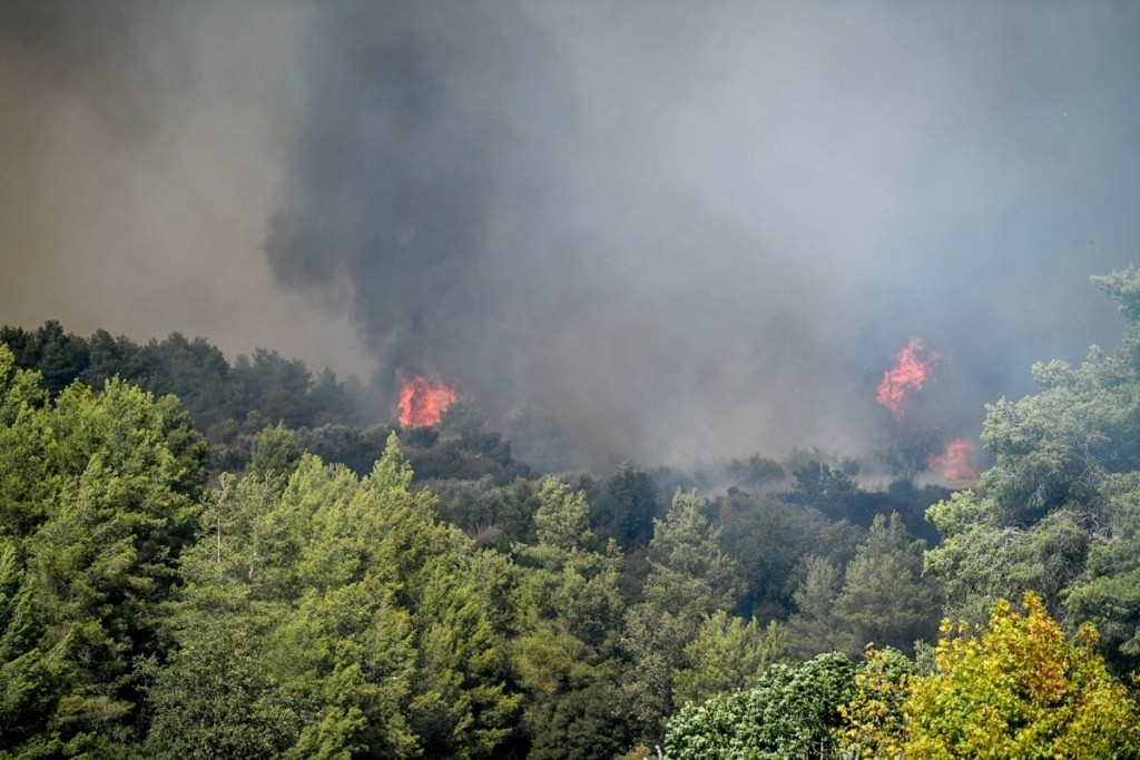 Ηράκλειο: Συναγερμός από διπλό πύρινο μέτωπο – Μάχη της πυροσβεστικής να θέσει την φωτιά υπό έλεγχο