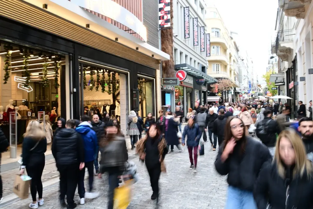 Γυψοσανίδα από σπίτι 2ου ορόφου έπεσε πάνω σε γυναίκα στην Ερμού – Μεταφέρθηκε στο νοσοκομείο