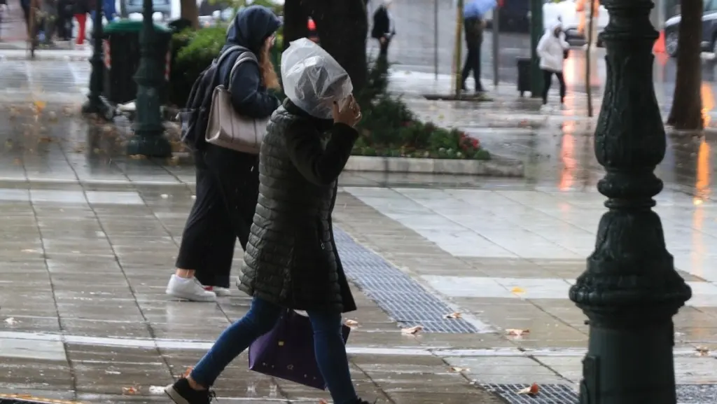 Καιρός σήμερα: Επιμένει η αστάθεια – Τοπικές βροχές, καταιγίδες και ισχυροί άνεμοι