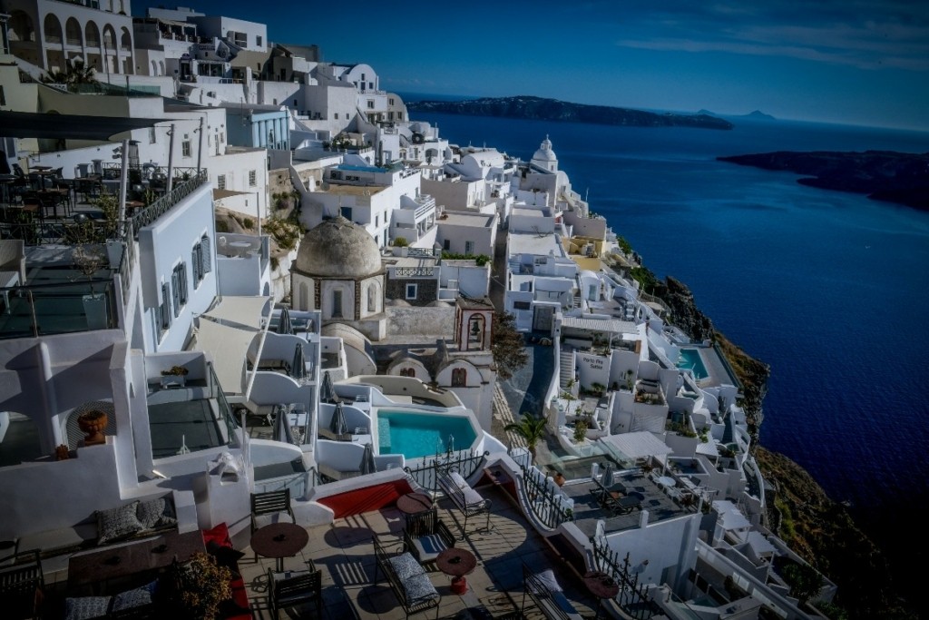 “Πάρτι” αυθαιρέτων σε Μύκονο και Σαντορίνη – Παραβάσεις σε 12 συγκροτήματα πάνω στην Καλντέρα