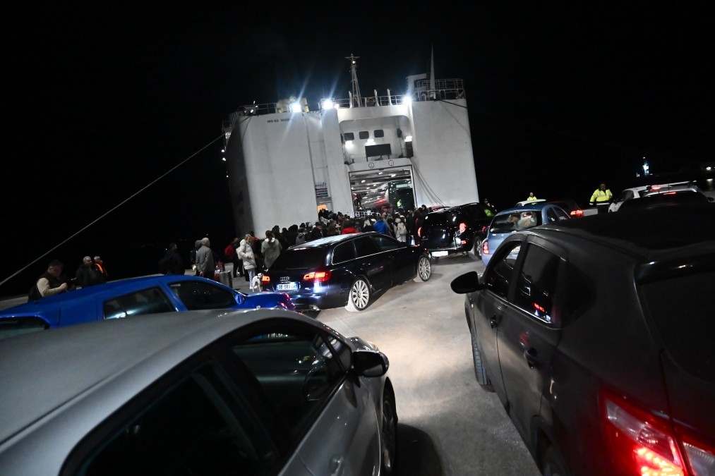 Μαζική φυγή από την Σαντορίνη – Πάνω από 7.000 επιβάτες έχουν αναχωρήσει με πλοίο από το νησί τα τελευταία 24ωρα