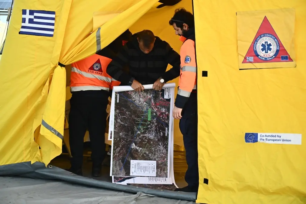 Σαντορίνη: Σείεται όλη μέρα η γη, αδειάζει το νησί – Διχογνωμία των ειδικών για τη σεισμική ακολουθία