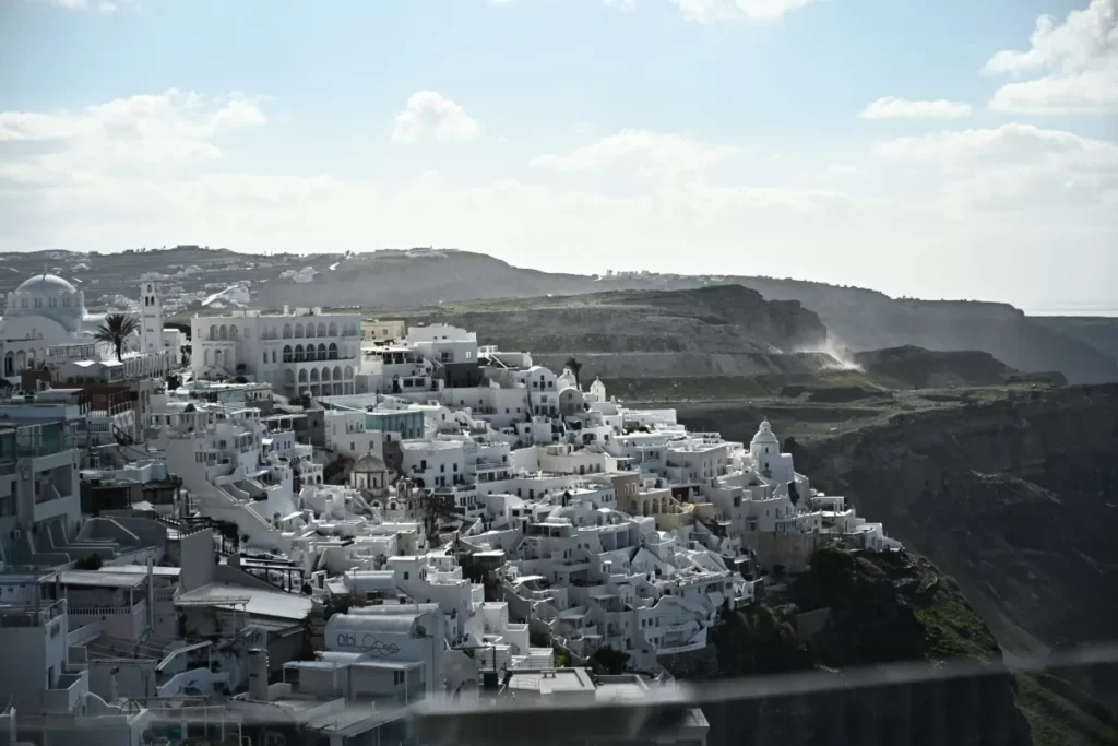 Σαντορίνη: Κίνδυνος κατολισθήσεων ακόμα και με δυνατή βροχή λόγω των σεισμών