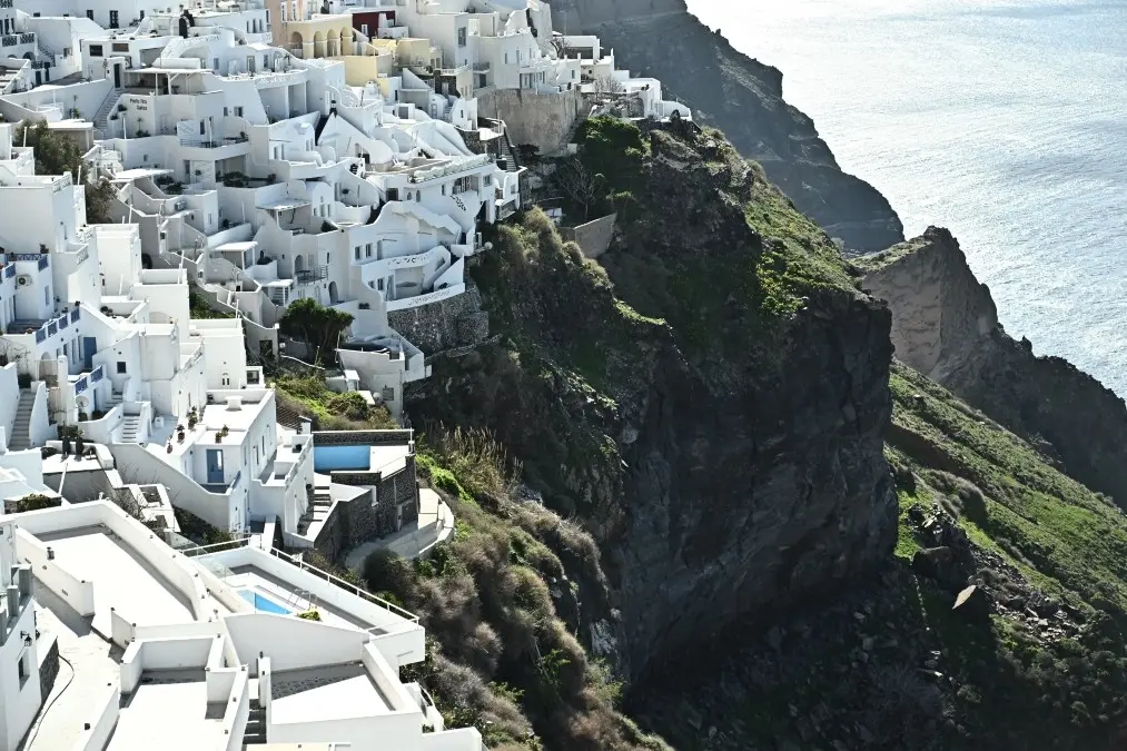 Σεισμοί στις Κυκλάδες: Δεύτερο βράδυ ηρεμίας, αλλά “δεν σταματούν έτσι τα φαινόμενα” λένε οι ειδικοί