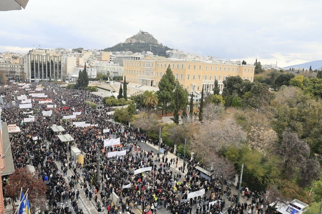 Τέμπη: Πώς κάλυψαν τα διεθνή ΜΜΕ τις μεγάλες συγκεντρώσεις – “Λαοθάλασσα στη μνήμη των θυμάτων”