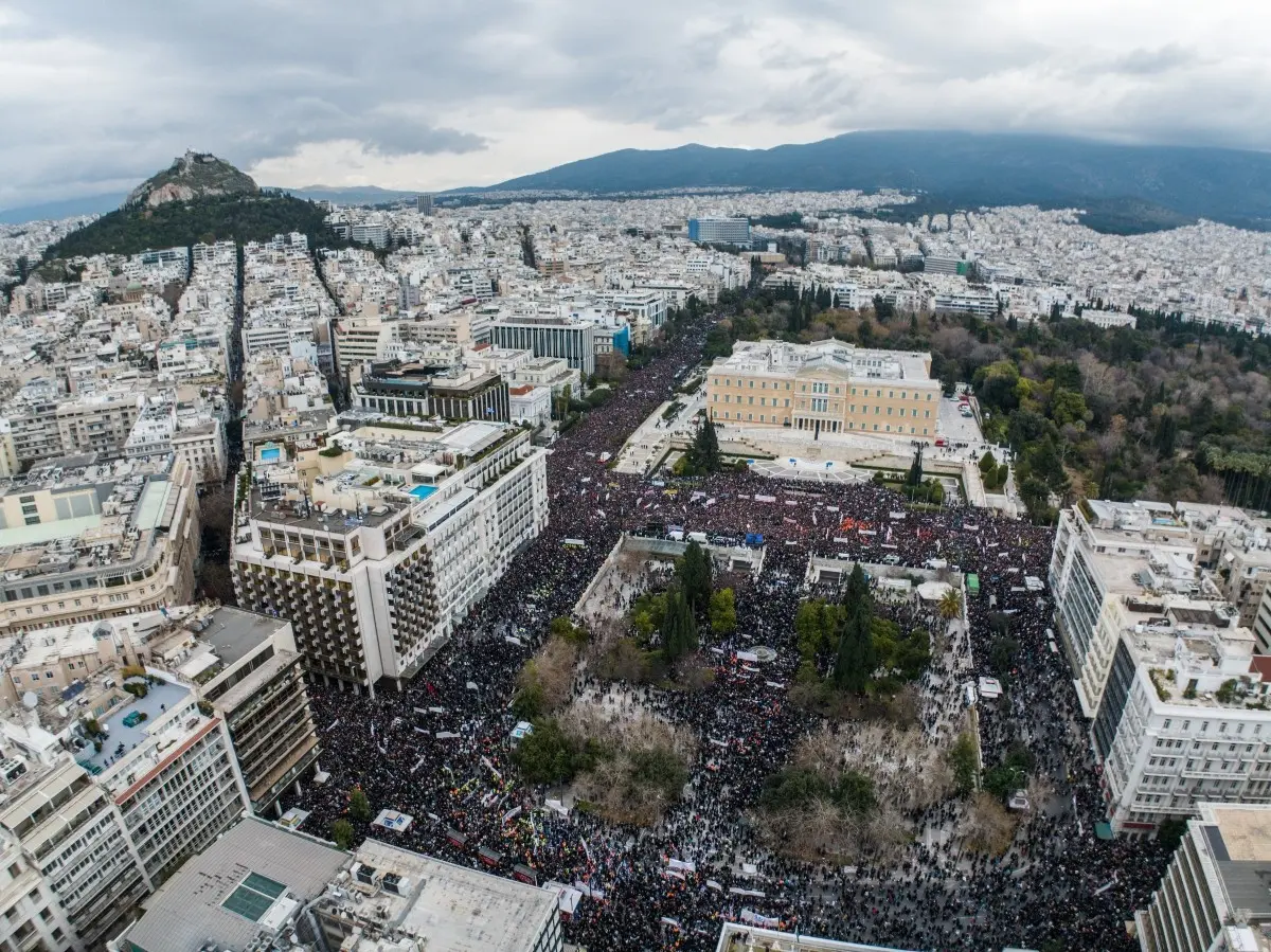 Τέμπη: Χιλιάδες κόσμου στο συλλαλητήριο στο Σύνταγμα – “Βούλιαξαν” η πλατεία και οι γύρω δρόμοι (Βίντεο, φωτογραφίες)