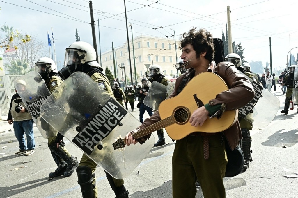 «Πακιστανός είσαι;» – Η στιγμή που τα ΜΑΤ βρίζουν και σπρώχνουν τον κιθαρίστα στο συλλαλητήριο