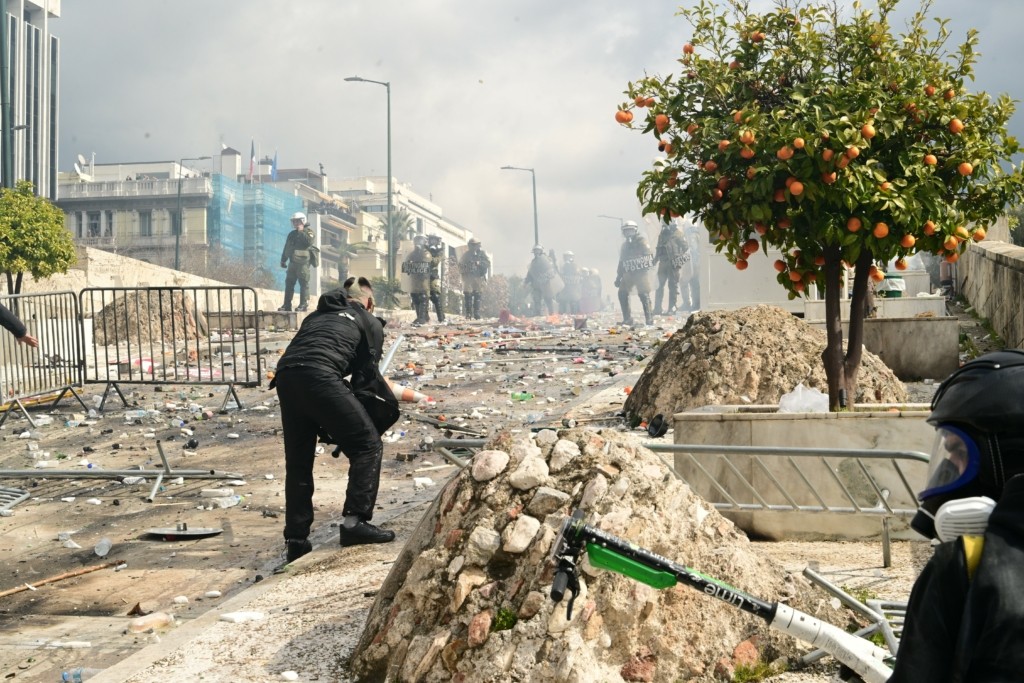 Σύνταγμα: Για κακούργημα κατηγορούνται οι συλληφθέντες για τα επεισόδια στη συγκέντρωση για τα Τέμπη