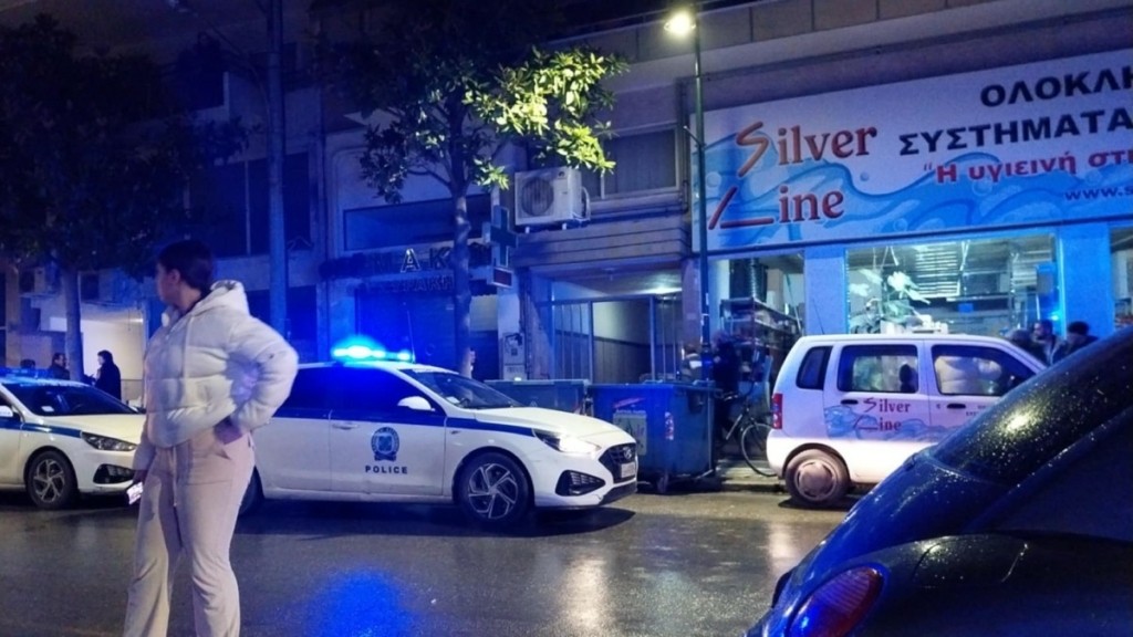 Θρίλερ στη Λάρισα: Νεκρή γυναίκα που έπεσε από τον 5ο όροφο πολυκατοικίας – Αναζητείται άνδρας που ήταν στο διαμέρισμα