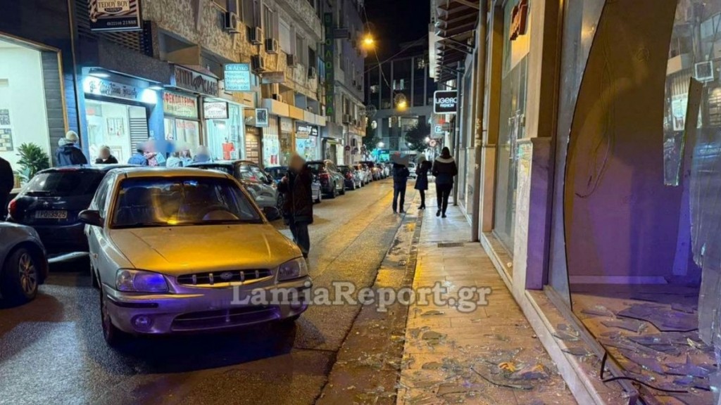 Λαμία: Αυτοκίνητο μπήκε μέσα σε βιτρίνα μετά από τροχαίο
