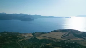 Απέπλευσε το πλοίο “Κίσσαμος” από την Μήλο μετά την προσάραξη σε αβαθή νερά – Είχε προηγηθεί βλάβη που προκάλεσε μπλακ άουτ