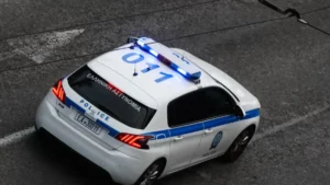 Πάτρα: 51χρονος άσκησε βία σε σύζυγο, παιδιά και μητέρα – Τραυμάτισε αστυνομικό κατά τη σύλληψη