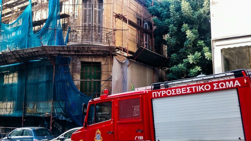 Φωτιά σε κτίριο στο κέντρο της Αθήνας