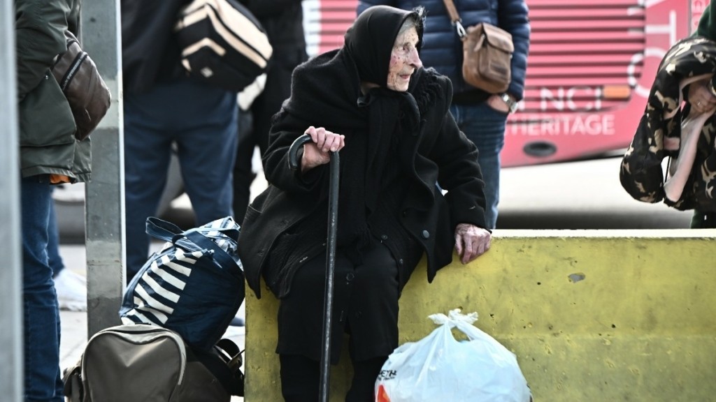 Σαντορίνη: Συνεχίζεται η μεγάλη φυγή για τους κατοίκους – Εγκαταλείπουν άρον άρον το νησί με το βιός τους στα χέρια