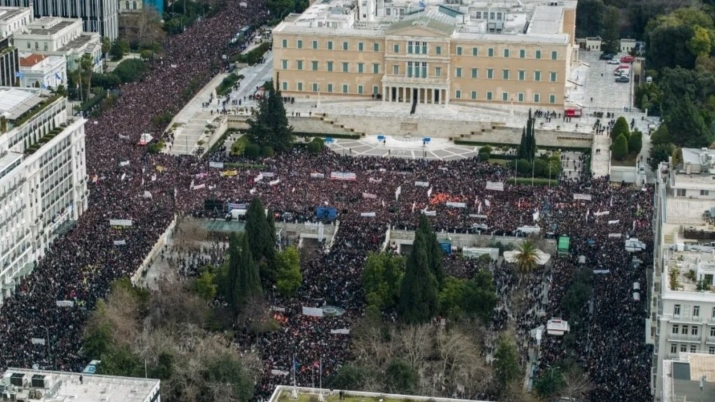 Συλλαλητήριο Τέμπη: Η ιστορική συγκέντρωση στο Σύνταγμα και τα επεισόδια που δεν κατάφεραν να αμαυρώσουν την ημέρα μνήμης