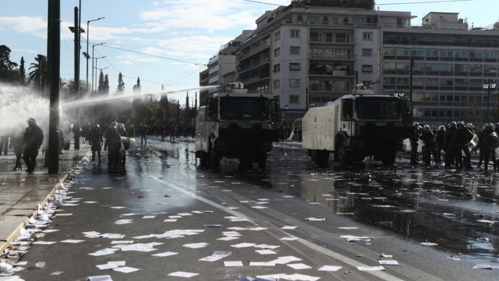 Σύνταγμα: Επιστρατεύτηκε η «Αύρα» – Παραμένουν διαδηλωτές μπροστά από τη Βουλή