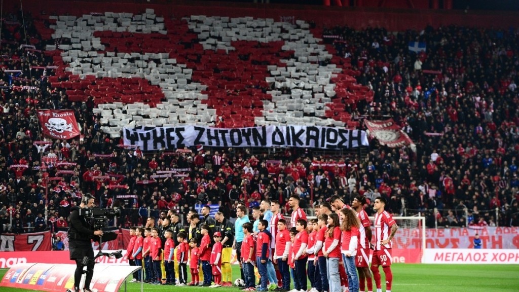 Ολυμπιακός – ΑΕΚ: 57 δευτερόλεπτα σιγής για τα θύματα στα Τέμπη