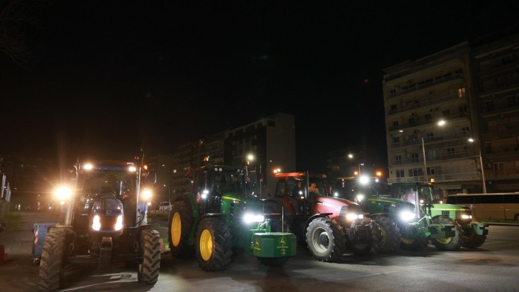 Θεσσαλονίκη: Κινητοποίηση στον ΟΣΕ από αγρότες με τα τρακτέρ τους (φωτογραφίες – βίντεο)