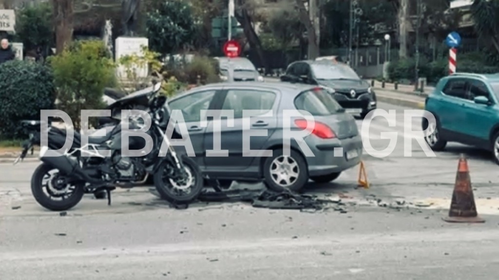 Ένας τραυματίας μετά από σύγκρουση μηχανής με αυτοκίνητο στη Μεσογείων (pics)