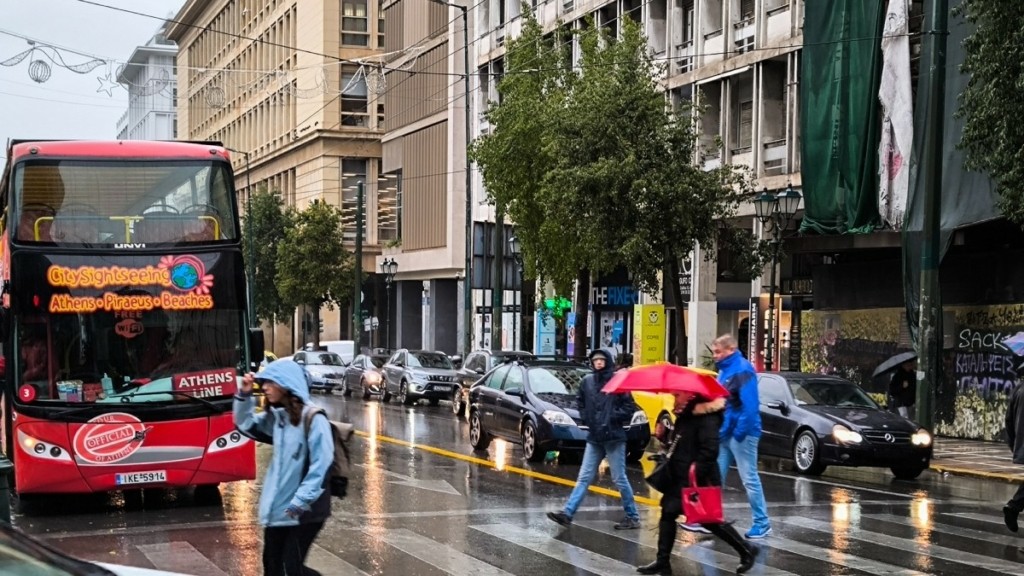 Καιρός αύριο: Βροχές, καταιγίδες και δυνατοί άνεμοι