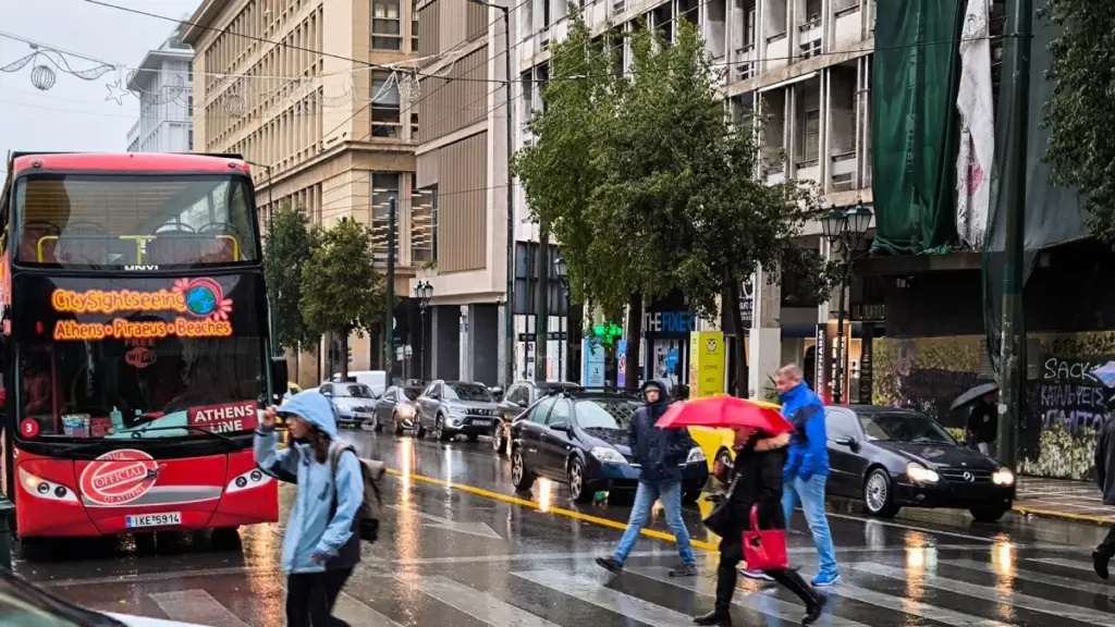 Καιρός αύριο: Βροχές, καταιγίδες και δυνατοί άνεμοι