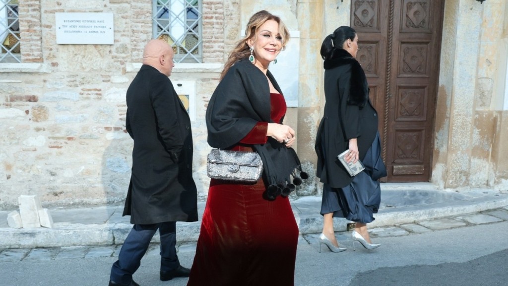 Νικόλαος Ντε Γκρες – Χρυσή Βαρδινογιάννη: Η μητέρα της νύφης, Αγάπη Πολίτη, έκλεψε τις εντυπώσεις με την μπορντό τουαλέτα της