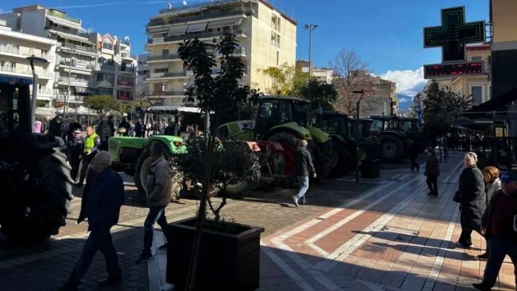 Αγρίνιο: Πορεία με τρακτέρ στο κέντρο της για τους αγρότες – Τα αιτήματά τους (βίντεο+φωτογραφίες)