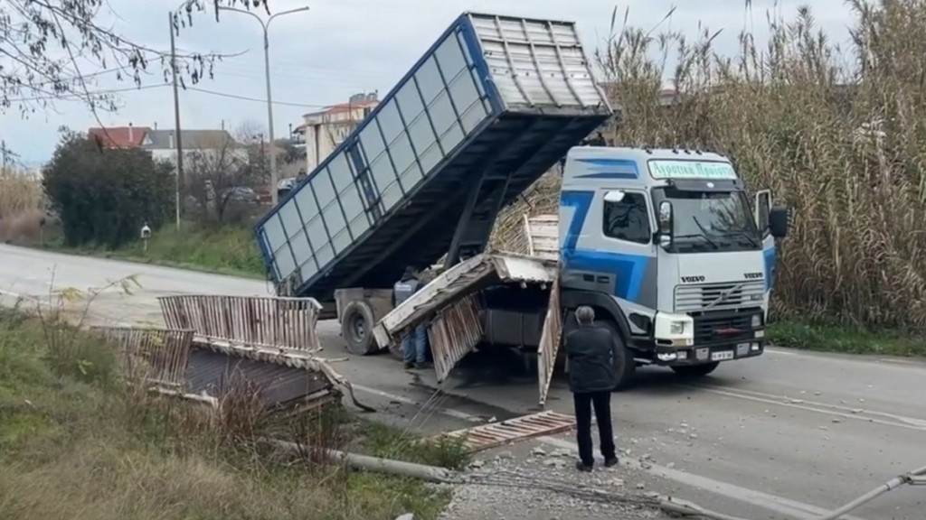 Αγρίνιο: Φορτηγό γκρέμισε πεζογέφυρα – Έκλεισε η εθνική οδός Αντιρρίου – Ιωαννίνων (ΒΙΝΤΕΟ)