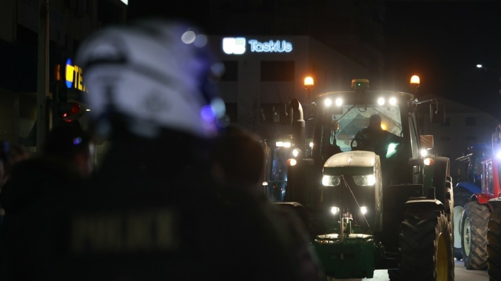Θεσσαλονίκη: Πορεία αγροτών με τρακτέρ – Προσπάθησαν να προσεγγίσουν το ξενοδοχείο όπου μιλούσε ο Μητσοτάκης
