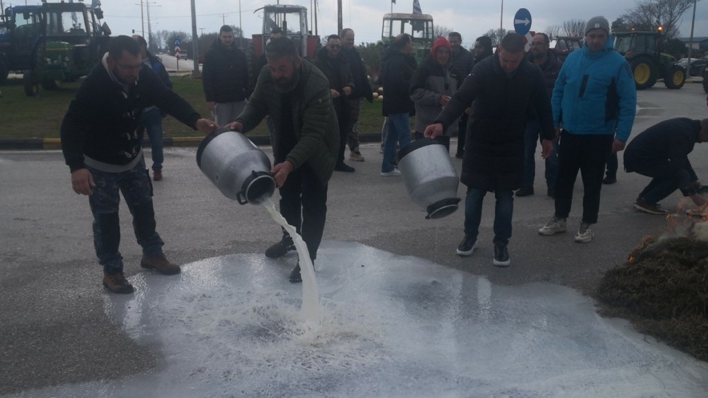 Τρίκαλα: Συμβολικός αποκλεισμός του κόμβου Μεγαλοχωρίου από αγρότες